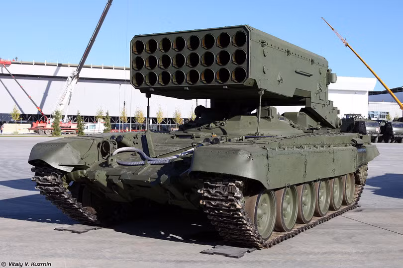Hệ thống pháo phản lực nhiệt áp TOS-1A đặt trên khung gầm xe tăng T-72. Hệ thống pháo phản lực nhiệt áp TOS-1A đặt trên khung gầm xe tăng T-72.
