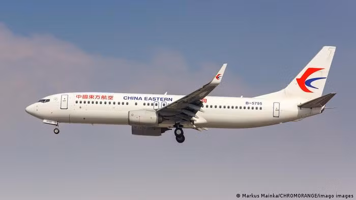 Máy bay Boeing 737-800 của hãng China Eastern Airlines. Máy bay Boeing 737-800 của hãng China Eastern Airlines.