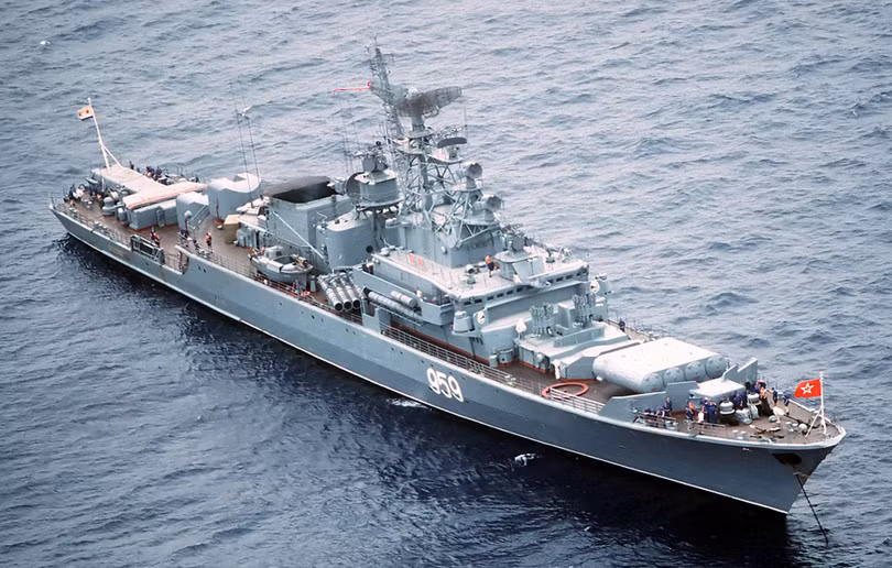 Tàu hộ vệ lớp Dự án 1135 có hình dạng khác tàu "Đô đốc Makarov". Tàu hộ vệ lớp Dự án 1135 có hình dạng khác tàu "Đô đốc Makarov".