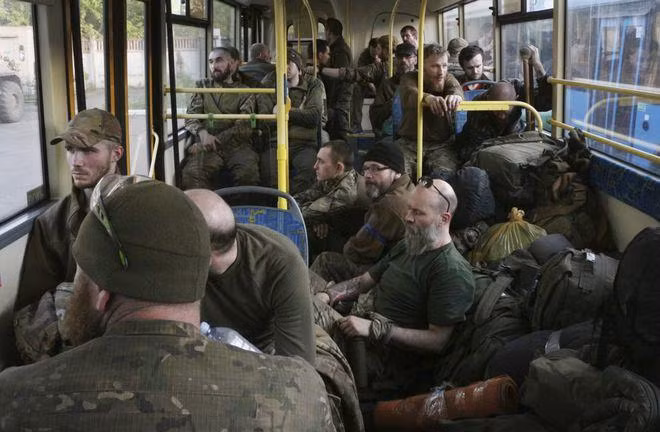 Binh sĩ Ukraine và những "lính đánh thuê" đầu hàng được Nga đưa về nơi thu dung, hàng trăm người hiện đã được đưa tới Moscow.