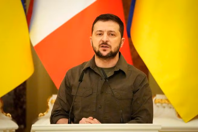 Phát biểu qua truyền hình tại Diễn đàn Kinh tế Thế giới, ông Zelensky kêu gọi quốc tế có các biện pháp trừng phạt mạnh hơn với Nga. Phát biểu qua truyền hình tại Diễn đàn Kinh tế Thế giới, ông Zelensky kêu gọi quốc tế có các biện pháp trừng phạt mạnh hơn với Nga.