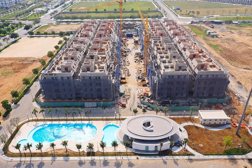 Hồ bơi Imperial phong cách resort hiện đã hoàn thiện được 90% Hồ bơi Imperial phong cách resort hiện đã hoàn thiện được 90%