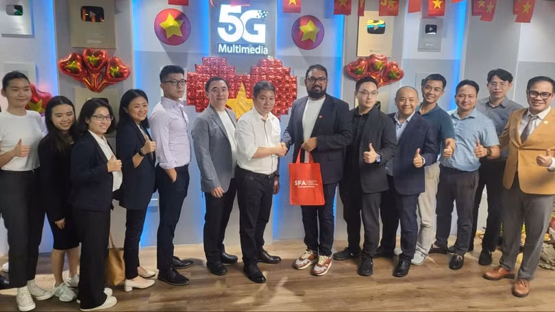 Đại diện SFA tặng quà cho đại diện VDCA.