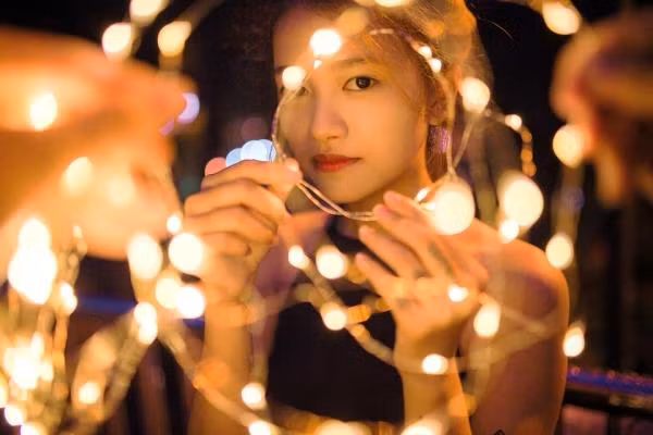 Nhiều cô gái trẻ mong muốn đổi đời nhờ vào các "bố đường" Nhiều cô gái trẻ mong muốn đổi đời nhờ vào các "bố đường"
