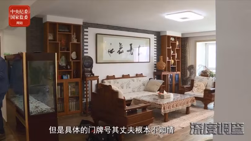 Phòng khách với tủ trưng bày những thứ đồ quý hiếm (Ảnh: Sina). Phòng khách với tủ trưng bày những thứ đồ quý hiếm (Ảnh: Sina).