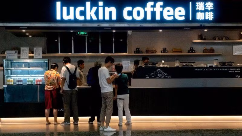 Vụ bê bối gian lận tài chính của Luckin Coffee năm ngoái mở đầu cho quá trình tách rời tài chính Mỹ - Trung (Ảnh: Getty). Vụ bê bối gian lận tài chính của Luckin Coffee năm ngoái mở đầu cho quá trình tách rời tài chính Mỹ - Trung (Ảnh: Getty).
