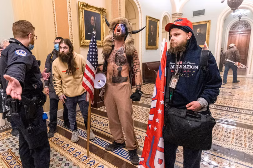 Những người ủng hộ ông Trump xông vào Điện Capitol đối mặt với cảnh sát hôm 6/1 (Ảnh: AP).
