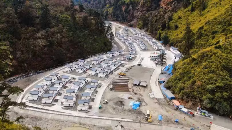 Ngôi làng gây tranh cãi được Trung Quốc khánh thành hôm 17/12/2020 (Ảnh: Dwnews).