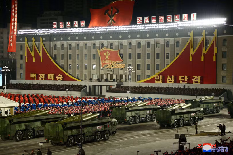 Đội hình tên lửa chiến thuật diễu hành (Ảnh: KCNA). Đội hình tên lửa chiến thuật diễu hành (Ảnh: KCNA).
