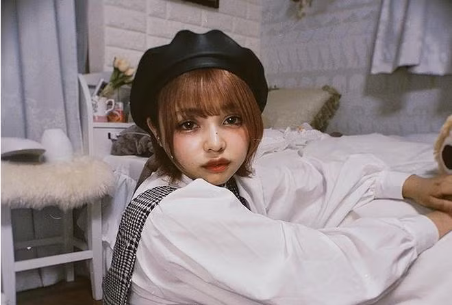 Hoặc gương mặt đã được trang điểm một cách kỹ càng. Hoặc gương mặt đã được trang điểm một cách kỹ càng.