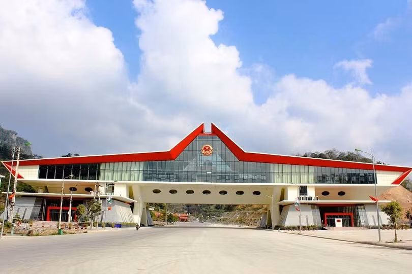 Với kế hoạch thí điểm chuyển đổi số các cửa khẩu Hữu Nghị và Tân Thanh, Lạng Sơn sẽ là tỉnh đầu tiên xây dựng và triển khai thí điểm nền tảng cửa khẩu số (Ảnh cửa khẩu Hữu Nghị: langson.gov.vn). Với kế hoạch thí điểm chuyển đổi số các cửa khẩu Hữu Nghị và Tân Thanh, Lạng Sơn sẽ là tỉnh đầu tiên xây dựng và triển khai thí điểm nền tảng cửa khẩu số (Ảnh cửa khẩu Hữu Nghị: langson.gov.vn).
