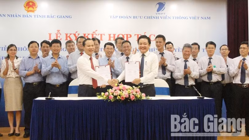 Phó Chủ tịch Thường trực UBND tỉnh Mai Sơn, lãnh đạo Tập đoàn VNPT Việt Nam ký thỏa thuận hợp tác về viễn thông, công nghệ thông tin, xây dựng chính quyền điện tử, CĐS và xây dựng đô thị văn minh giai đoạn 2021-2025.