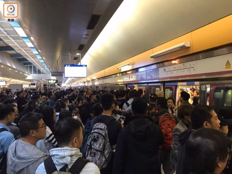 Hôm nay các nhà ga, bến tàu ở Hồng Kông đều chật cứng người khi hoạt động trở lại. Ảnh: Đông Phương.