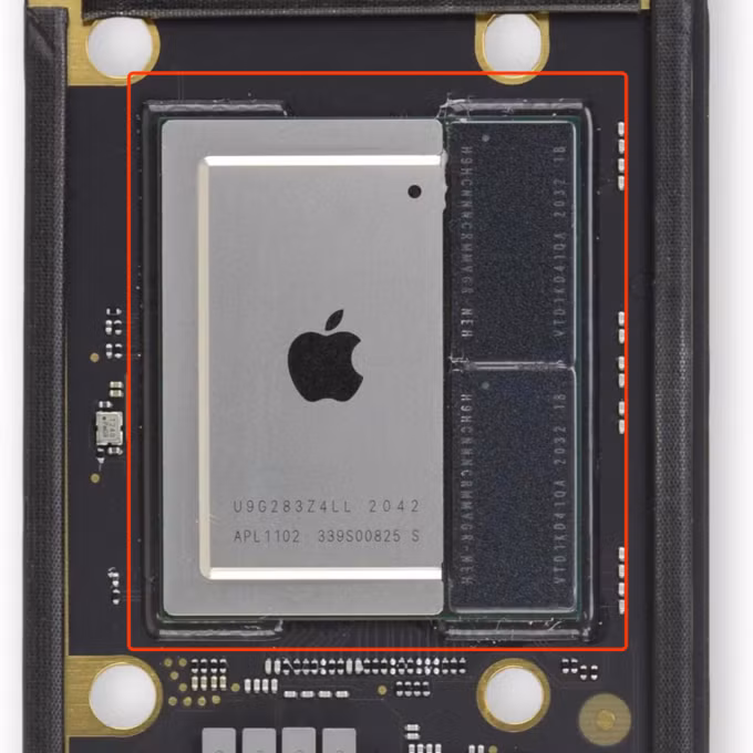 Hình ảnh chip M1 của Apple với thiết kế liền mạch từ bộ xử lý đến RAM, ổ cứng, khiến người dùng gần như không thể thay thế, nâng cấp từng bộ phận.