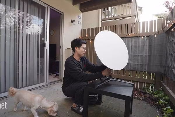 Bộ sản phẩm mà người dùng nhận được sẽ bao gồm 1 chảo Starlink để thu tín hiệu. Ảnh: CNET