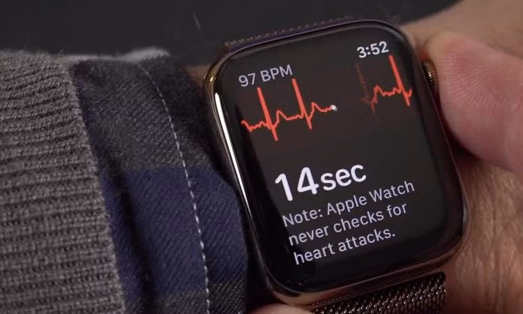 Thử đo điện tâm đồ bằng Apple Watch. Vide: YouTube DetroitBORG