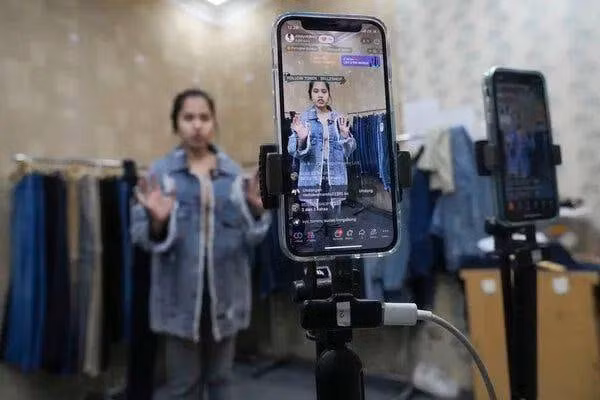 Mot chu cua hang dang livestream ban hang.jpeg