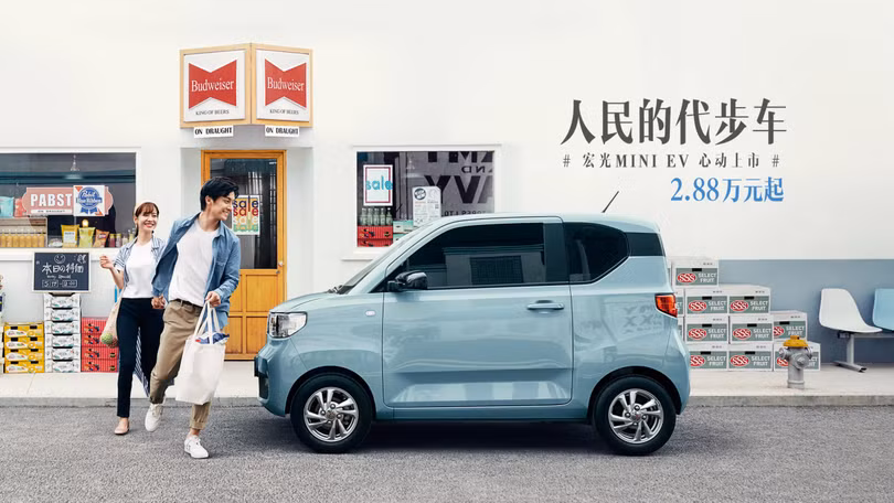 Wuling Hongguang Mini EV được quảng cáo là xe có giá rẻ "thay mọi người đi bộ" (Ảnh: Wuling)