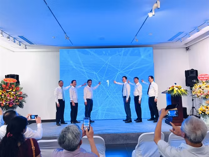 154244Thứ-trưởng-Hoàng-Đạo-Cương-và-các-đai-biểu-nhấn-nút-khai-trương-Không-gian-triển-lãm.jpg