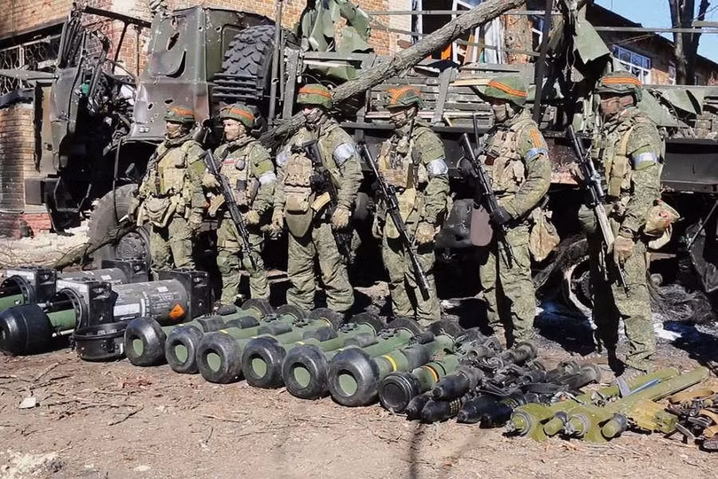 Dân quân Donetsk thu giữ nhiều tên lửa chống tăng và tên lửa phòng không từ Quân đội Ukraine (Ảnh: Sina).