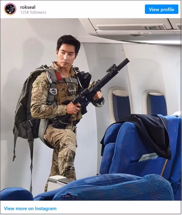 "Đại úy Lee Geun", một Youtuber Hàn Quốc dẫn một toán cựu binh tình nguyện đến Ukraine tham chiến (Ảnh: Sina). "Đại úy Lee Geun", một Youtuber Hàn Quốc dẫn một toán cựu binh tình nguyện đến Ukraine tham chiến (Ảnh: Sina).