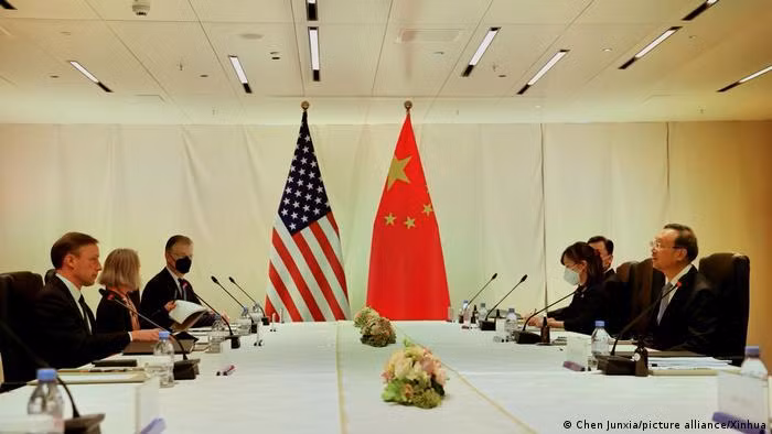 Hai ông Dương Khiết Trì và Sullivan gặp gỡ nhau tại Zurich hôm 6/10/2021 (Ảnh: Deutsche Welle).