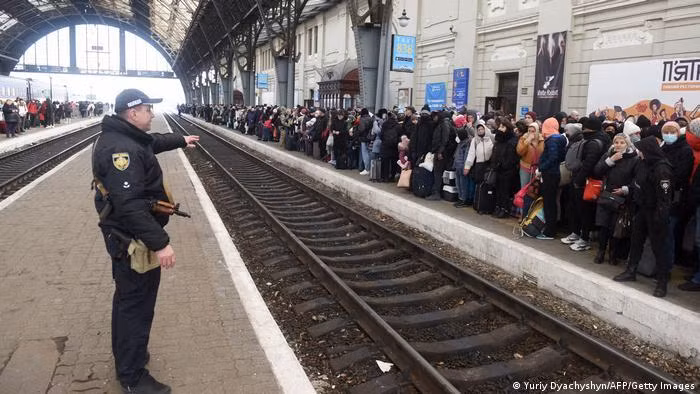 Người dân thành phố Lviv đợi tàu hỏa để sang Ba Lan lánh nạn (Ảnh: Getty). Người dân thành phố Lviv đợi tàu hỏa để sang Ba Lan lánh nạn (Ảnh: Getty).