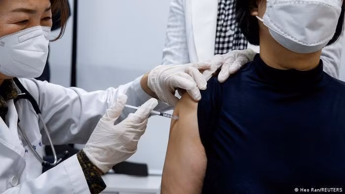 Số ca nhiễm mới ở Hàn Quốc hiện cao nhất thế giới với hơn 380.000 ca/ngày (Ảnh: Reuters). Số ca nhiễm mới ở Hàn Quốc hiện cao nhất thế giới với hơn 380.000 ca/ngày (Ảnh: Reuters).