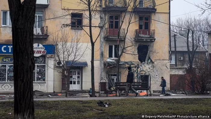 Nhà dân ở thành phố Mariupol bị đạn pháo bắn trúng (Ảnh: Deutsche Welle). Nhà dân ở thành phố Mariupol bị đạn pháo bắn trúng (Ảnh: Deutsche Welle).