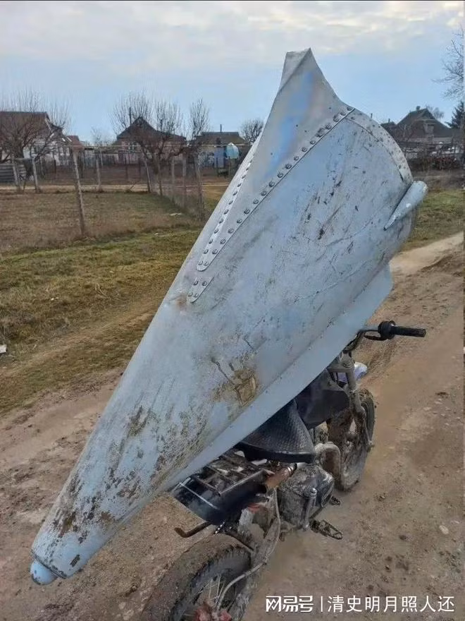 Mảnh vỡ một chiếc Tu-141 bị rơi ở Ukraine hôm 8/3 (Ảnh: 163).