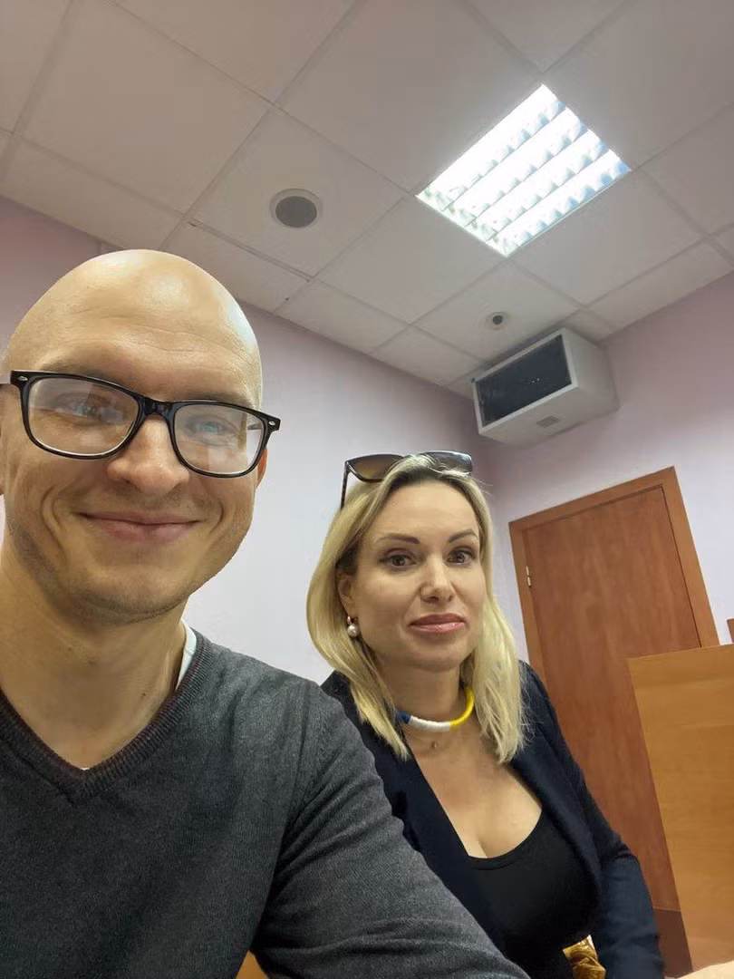 Marina Ovsyannikova và luật sư tại tòa án tối 15/3 (Ảnh: Twitter), Marina Ovsyannikova và luật sư tại tòa án tối 15/3 (Ảnh: Twitter),