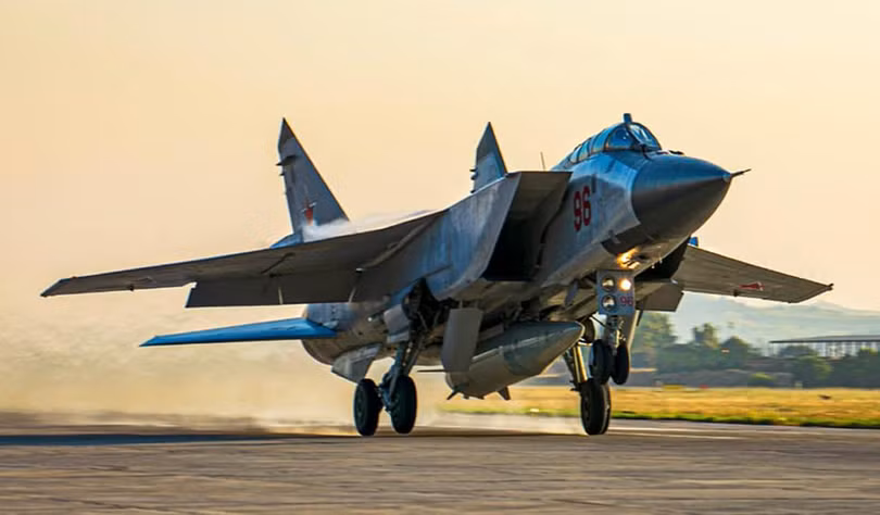MiG-31 mang tên lửa Kinzhal (Ảnh: AP). MiG-31 mang tên lửa Kinzhal (Ảnh: AP).