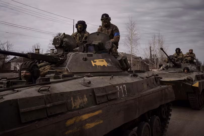 Đoàn xe thiết giáp của Quân đội Ukraine tiến vào thị trấn Trostsyanets (Ảnh: AP). Đoàn xe thiết giáp của Quân đội Ukraine tiến vào thị trấn Trostsyanets (Ảnh: AP).