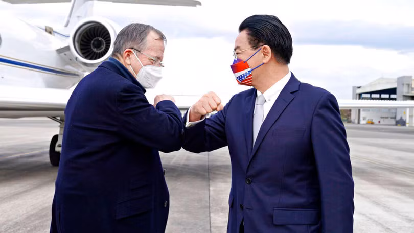 Ông Ngô Chiêu Nhiếp (Phải) đón ông Michael Mullen (Ảnh: AP).