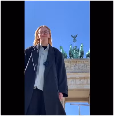 Hình ảnh cổng Brandenburg phía sau cho thấy đây là thủ đô Berlin của Đức (Ảnh trích video).