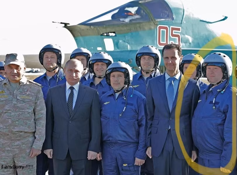Truyền thông Ukraine đưa hình ảnh phi công Krasnoyastev được chụp ảnh với Tổng thống Nga Putin và Tổng thống Syria Assad trong thời gian anh ta phục vụ tại Syria (Ảnh: Twitter). Truyền thông Ukraine đưa hình ảnh phi công Krasnoyastev được chụp ảnh với Tổng thống Nga Putin và Tổng thống Syria Assad trong thời gian anh ta phục vụ tại Syria (Ảnh: Twitter).