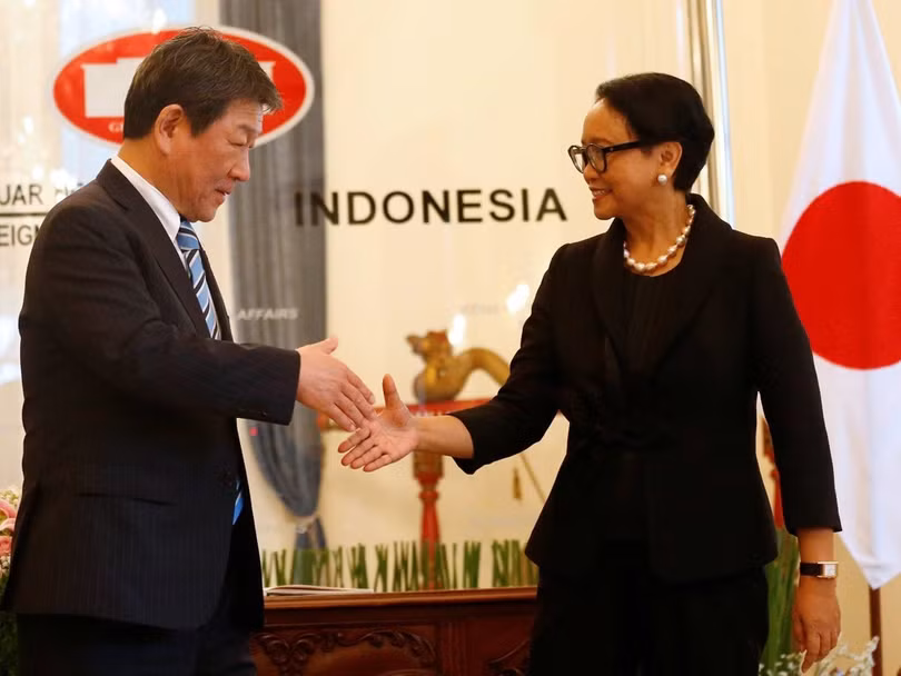 Ngoại trưởng Indonesia Retno Marsudi gặp Ngoại trưởng Nhật Toshimitsu Motegi hôm 10/1 (Ảnh: Reuters)