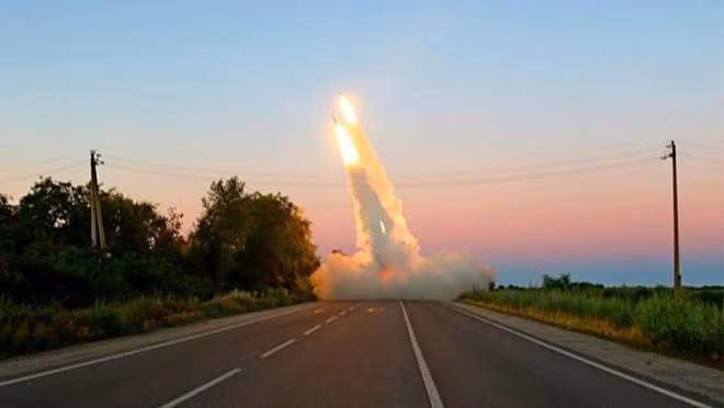 Quân đội Ukraine thường sử dụng 2 dàn M142 một lúc tấn công mục tiêu quân Nga vào ban đêm theo chiến thuật "bắn rồi chạy" (Ảnh: 163).