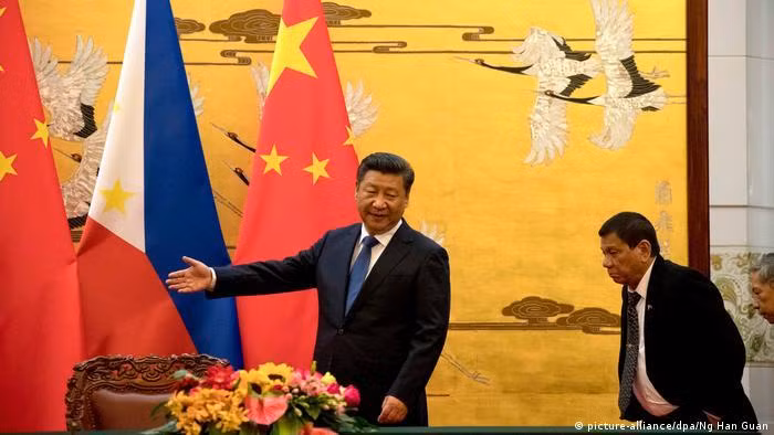 Ông Duterte thăm Bắc Kinh năm 2016 (Ảnh: DPA).