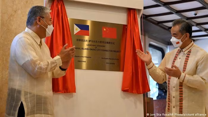 Ngày 6/7, Ngoại trưởng Trung Quốc trong trang phục dân tộc Philippines gặp Ngoại trưởng nước chủ nhà Locsin (Ảnh: AP).