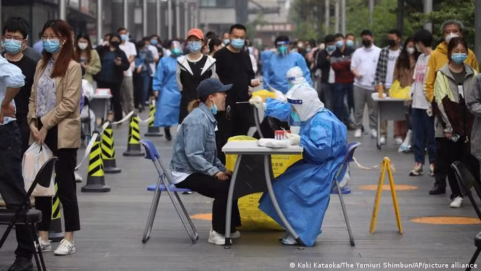 Dịch bệnh với biến chủng virus mới đang bùng phát trở lại ở nhiều thành phố Trung Quốc (Ảnh: AP). Dịch bệnh với biến chủng virus mới đang bùng phát trở lại ở nhiều thành phố Trung Quốc (Ảnh: AP).