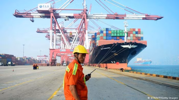 Dịch bệnh tái bùng phát với các biện pháp phòng dịch nghiêm khắc đã ảnh hưởng đến phát triển kinh tế của Trung Quốc (Ảnh: Getty). Dịch bệnh tái bùng phát với các biện pháp phòng dịch nghiêm khắc đã ảnh hưởng đến phát triển kinh tế của Trung Quốc (Ảnh: Getty).