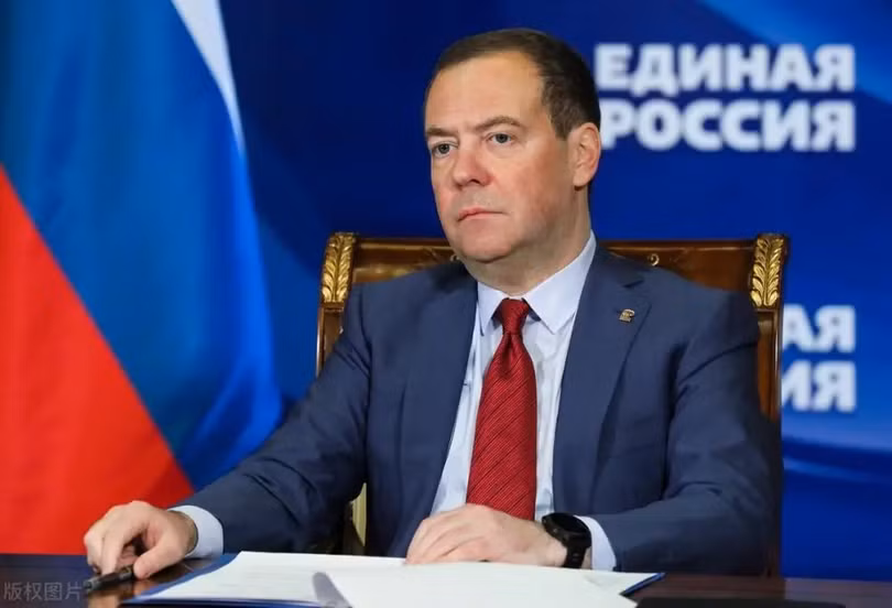 Ông Medvedev, Cựu Tổng thống và Thủ tướng Nga, hiện là Phó chủ tịch Hội đồng An ninh Quốc gia Nga (Ảnh: QQ). Ông Medvedev, Cựu Tổng thống và Thủ tướng Nga, hiện là Phó chủ tịch Hội đồng An ninh Quốc gia Nga (Ảnh: QQ).