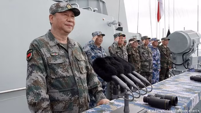 Ông Tập Cận Bình thị sát Hạm đội Nam Hải tập trận trên Biển Đông (Ảnh: Xinhua/Deutsche Welle).