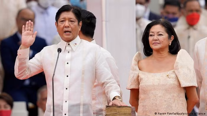 Hôm 30/6, ông Ferdinan Marcos Jr. tuyên thệ nhậm chức Tổng thống Philippines (Ảnh: DPA).
