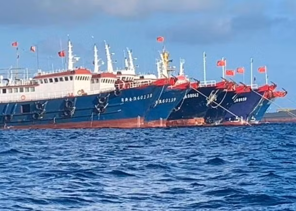 Philippines nhiều lần tố cáo Trung Quốc cho tàu dân quân biển tập kết dài ngày tại vùng biển tranh chấp (Ảnh: Đông Phương).