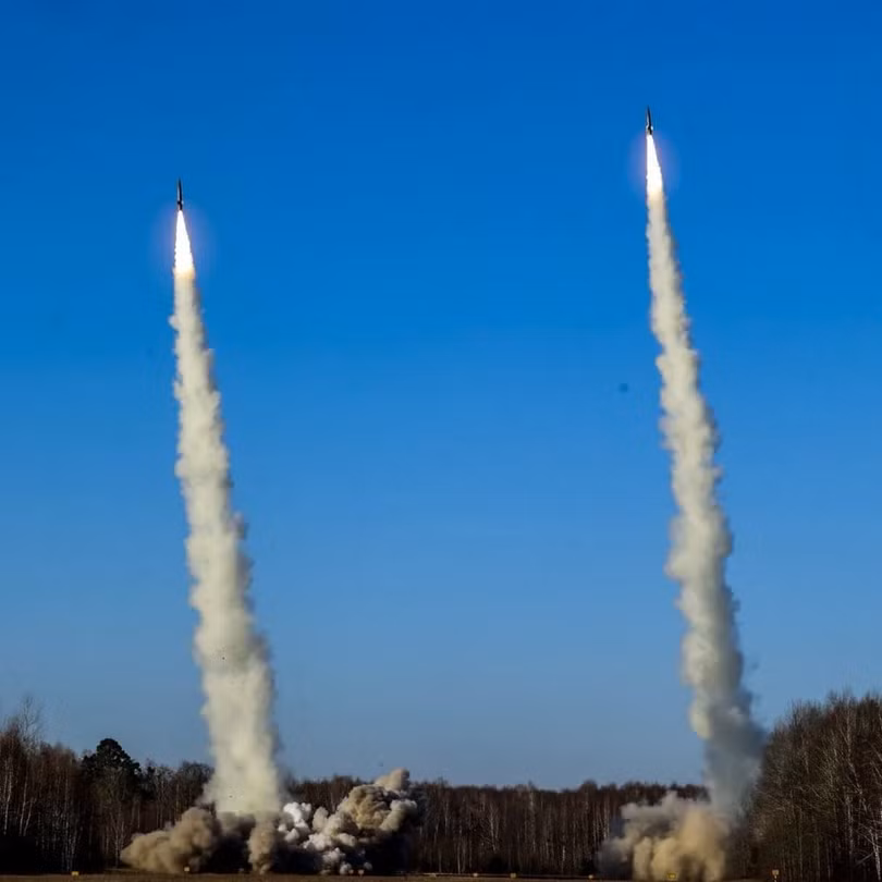Hai khẩu đội S-300 phóng đạn cùng lúc (Ảnh: QQ). Hai khẩu đội S-300 phóng đạn cùng lúc (Ảnh: QQ).