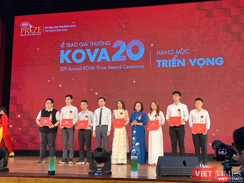 Các tác giả của dự án khởi nghiệp “Thiết bị hỗ trợ xe lăn Automov” được trao Giải KOVA ở hạng mục Triển vọng