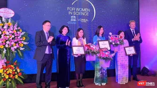 Phó Chủ tịch nước Đặng Thị Ngọc Thịnh và GS. Châu Văn Minh - Chủ tịch Viện Hàn lâm KHv&CN Việt Nam trao Giải thưởng L’Oreál – UNESCO "Vì sự phát triển phụ nữ trong khoa học" cho 3 nhà khoa học nữ xuất sắc năm 2019