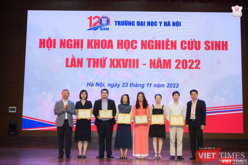 Trao giải Nhì cho các nghiên cứu sinh Trao giải Nhì cho các nghiên cứu sinh